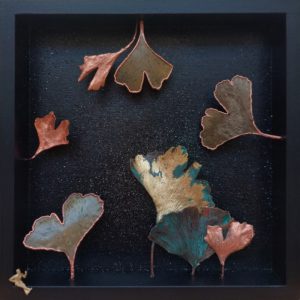 "avoir un coeur vivant" / feuilles de gingko, cuivre, personnage en laiton, feuille d’or / 20 cm x 20 cm x 3 cm