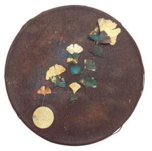 "envolée poétique " / feuilles de gingko en cuivre, disque de laiton, feuilles d’or, personnage en bronze, métal rouillé / Ø 57 cm