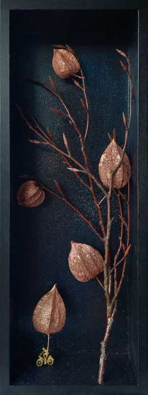 "garder un cœur d’enfant" / personnage en laiton, physalis en cuivre, bois / 15 cm x 40 cm x 6 cm