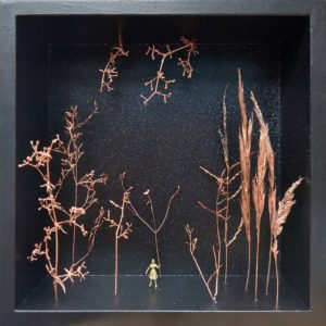 "gardienne de la nature" / végétaux en cuivre, personnage en laiton / 20 cm x 20 cm x 6 cm
