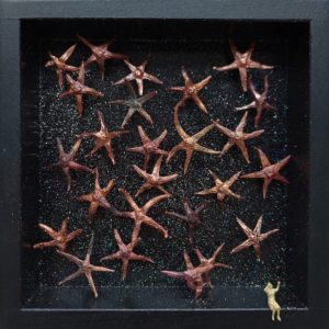 "observer les étoiles" / pédoncules de tomates en cuivre, personnage en laiton / 15 cm x 15 cm x 3 cm